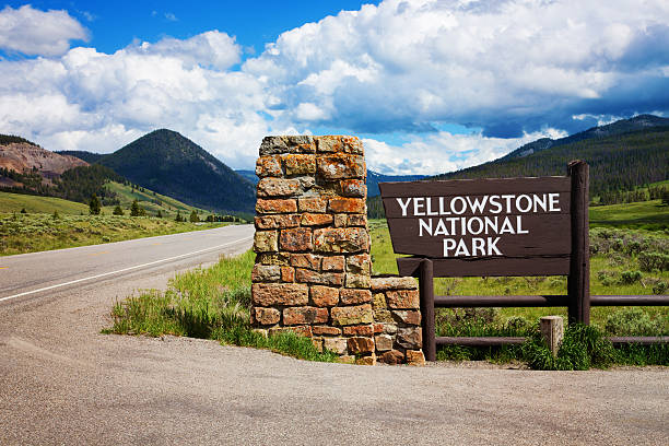 entrada del parque nacional de yellowstone - entrance sign fotografías e imágenes de stock