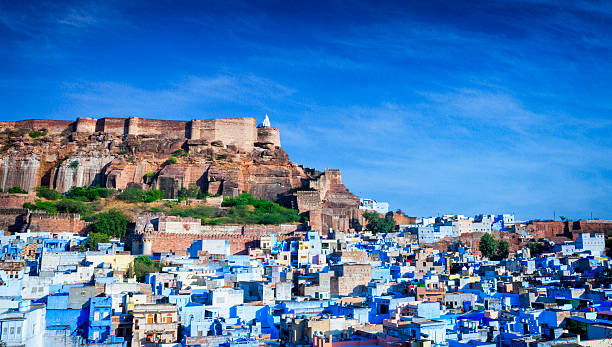 paisagem urbana de azul cidade e a fortaleza de mehrangarh, jodhpur, índia - rajasthan india fort architecture - fotografias e filmes do acervo