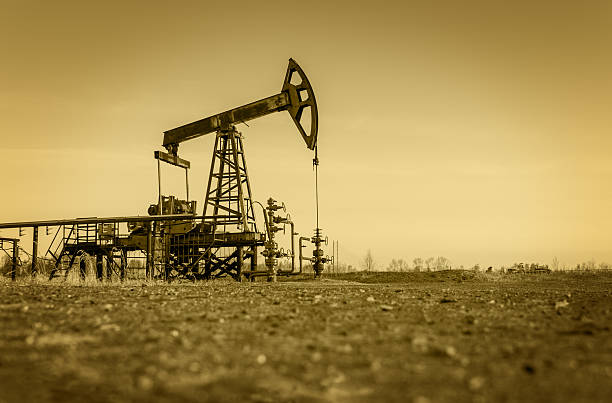石油パンプスで、オイルフィールドです。 - oil industry oil construction platform oil field ストックフォトと画像