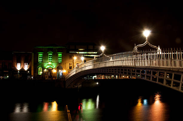 le ha'penny bridge, pont liffey à dublin - dublin ireland bridge hapenny penny photos et images de collection