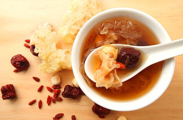 chinês tradicional branco neve fungo ou sopa de cogumelo - soup chinese culture herbal medicine chinese medicine - fotografias e filmes do acervo