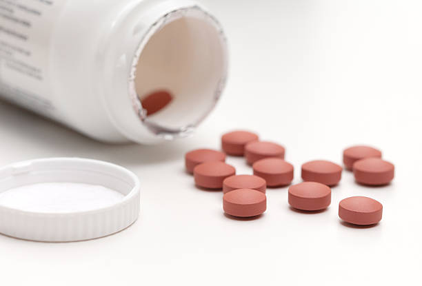 утечка таблетки - ibuprofen стоковые фото и изображения