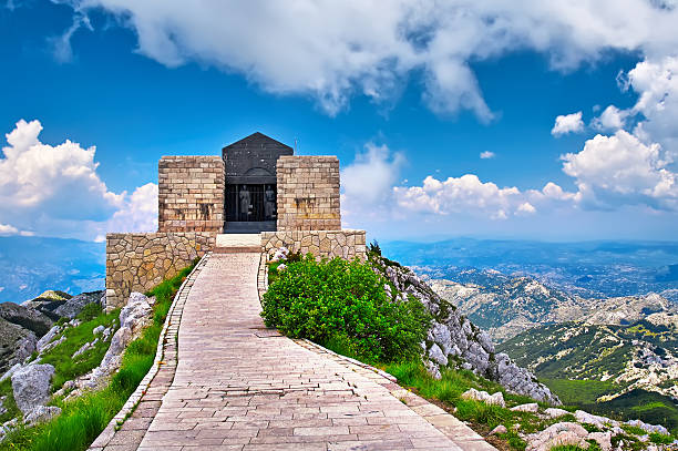 o mausoléu de njegos localizado no topo de lovcen - lovcen - fotografias e filmes do acervo