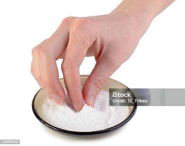 Femmina Mano Prendendo Salt - Fotografie stock e altre immagini di Adulto - Adulto, Alimentazione sana, Bianco