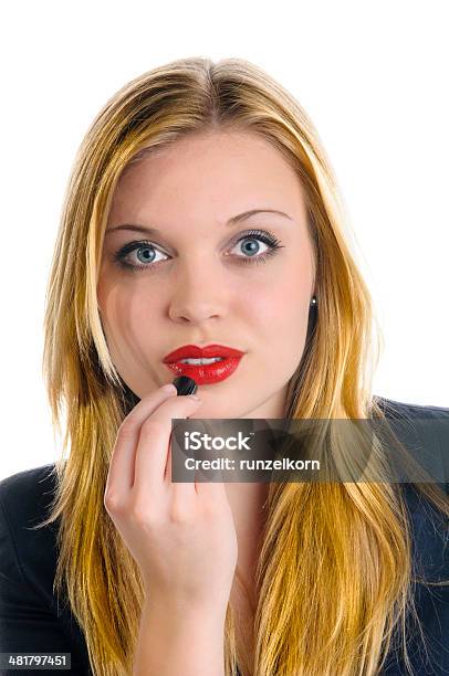 少女赤の口紅を適用する - 1人のストックフォトや画像を多数ご用意 - 1人, エステティックサロン, カットアウト