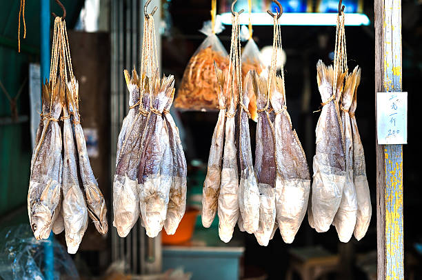 peixe salgado secagem em tai o vila de pescadores, hong kong - outlying islands - fotografias e filmes do acervo