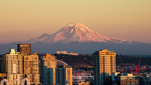 istock Beautiful Seattle in the Evening with Space Needle and Mt.Rainer 481807314
