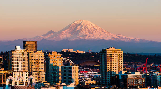 istock Beautiful Seattle in the Evening with Space Needle and Mt.Rainer 481807316