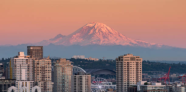 istock Beautiful Seattle in the Evening with Space Needle and Mt.Rainer 481807324
