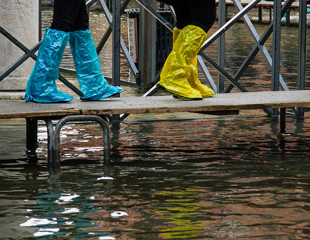 acqua alta, venise - acqua alta photos et images de collection