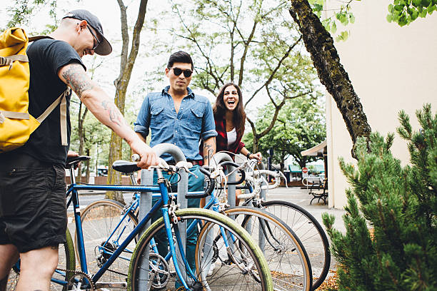 vélo tous les voyageurs à portland, oregon - bicycle rack photos et images de collection