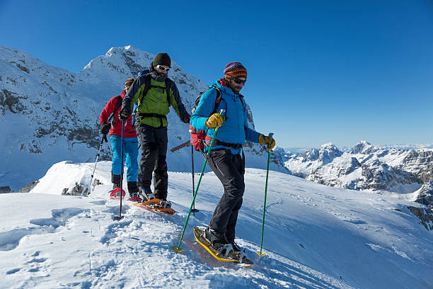 uomo escursioni sulla neve coperto paesaggio - snowshoeing foto e immagini stock