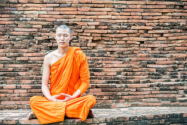 monje meditación en templo tailandés en ayuthaya, tailandia - monk meditating thailand bangkok fotografías e imágenes de stock