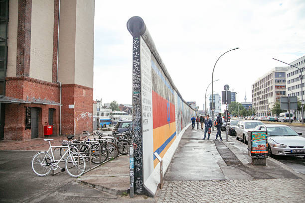 берлинская стена - berlin wall стоковые фото и изображения