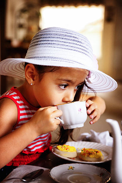 hispânico linda garota afro-americana ter um tea party - party tea party tea child - fotografias e filmes do acervo