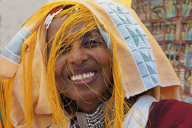 эфиопский женщина в традиционном платье эфиопии - africa ethiopia indigenous culture african tribal culture стоковые фото и изображения