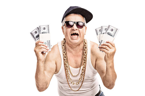 senior in der hip-hop-outfit holding paar stapel von geld - angeberei stock-fotos und bilder