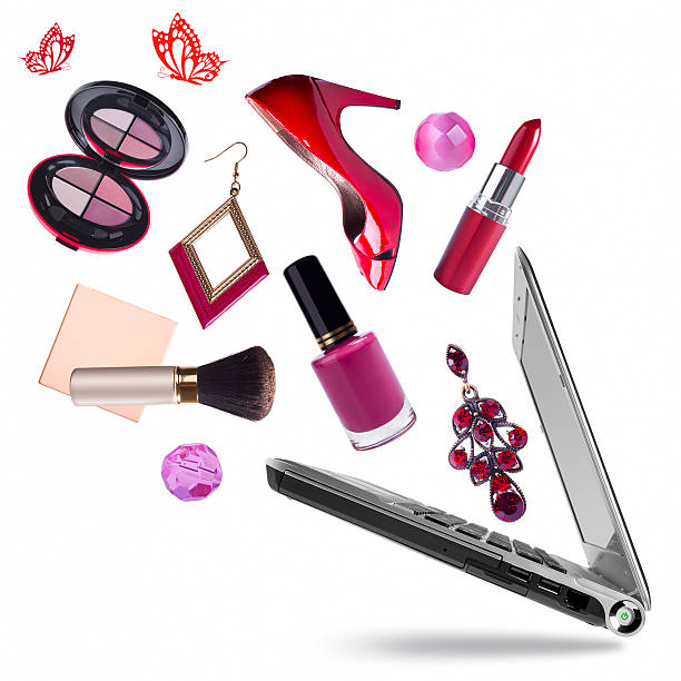 abrir laptop pc com produtos cosméticos em branco a voar fora - cosmetics nail polish beauty spa lipstick imagens e fotografias de stock