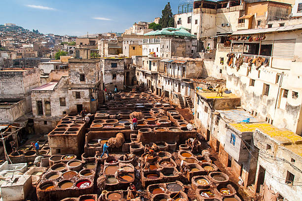 vista para a velha medina em fes - moroccan tannery - fotografias e filmes do acervo