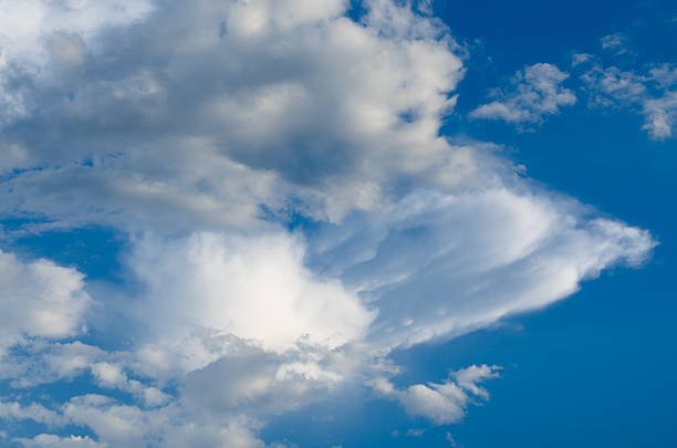 wolken in den blauen himmel - storm cloud stratosphere overcast four seasons stock-fotos und bilder