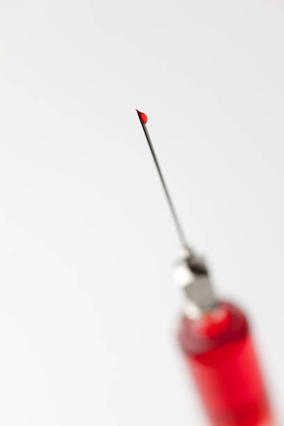 siringa piena di sangue - surgical needle syringe prick injecting foto e immagini stock