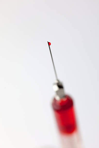 jeringa llena de sangre - surgical needle syringe prick injecting fotografías e imágenes de stock