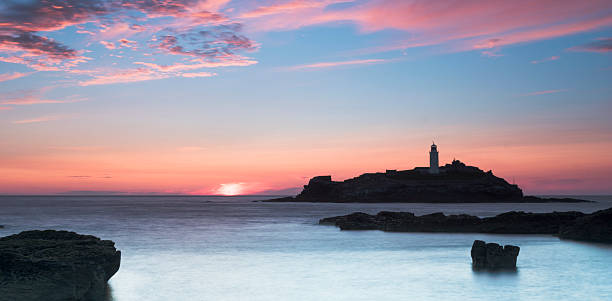 godrevy маяк корнуолл на закате - godrevy lighthouse фотографии стоковые фото и изображения