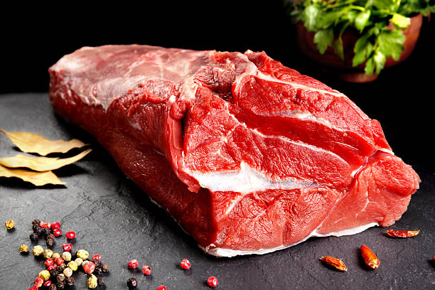 carne crude. natura morta di carne rossa di manzo alla griglia - muscolo animale foto e immagini stock