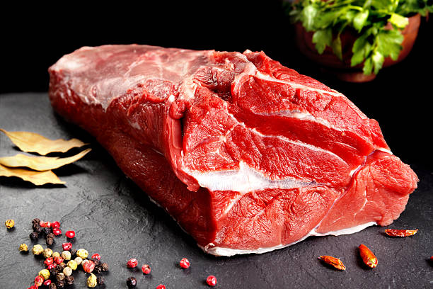 carne crua. ainda vida de churrasco bife de carne vermelha - beef sirloin steak raw loin imagens e fotografias de stock