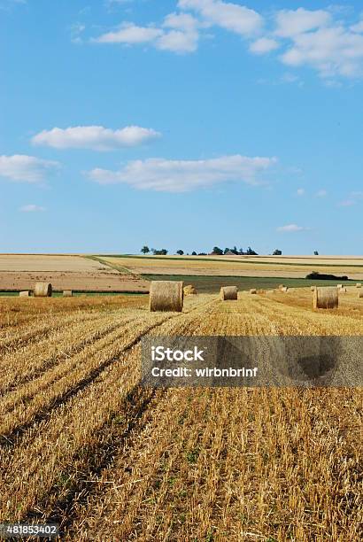 Foto de Strohballen e mais fotos de stock de 2015 - 2015, Agricultura, Azul