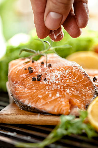 condiments et aromates la viande - prepared fish photos et images de collection