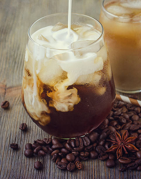 冷えた爽やかなアイスコーヒーにガラスのキューブの氷 - カフェラテ　アイス ストックフォトと画像