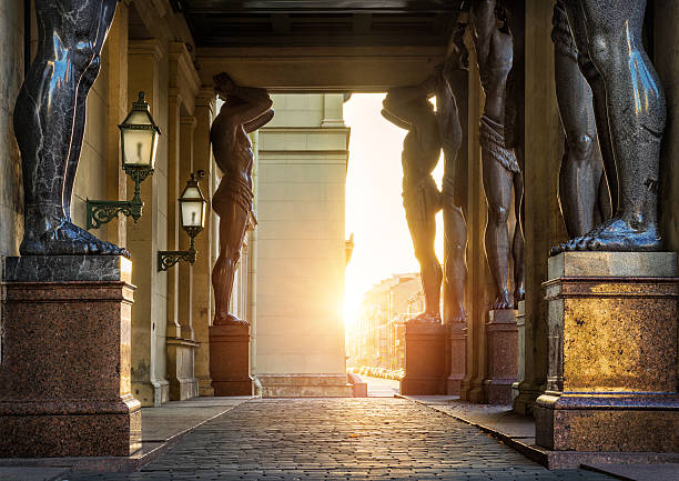 filas de atlants estilizado - winter palace fotografías e imágenes de stock