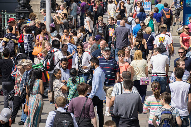 multitud de personas en londres - retail london england uk people fotografías e imágenes de stock