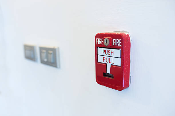 alarme de incêndio, perto de portas de incêndio - office indoors contemporary office building - fotografias e filmes do acervo