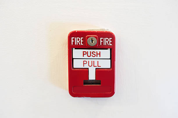 allarme antincendio vicino alla porta antincendio - office indoors contemporary office building foto e immagini stock