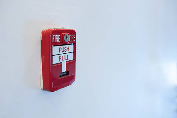 alarme de incêndio, perto de portas de incêndio - office indoors contemporary office building - fotografias e filmes do acervo