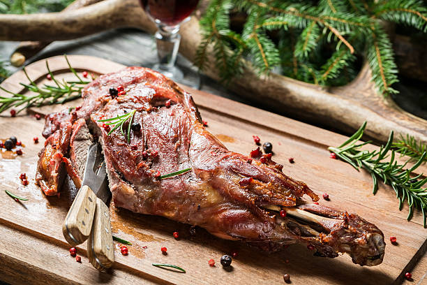 recentemente assado carne de veado com vinho tinto - venison imagens e fotografias de stock