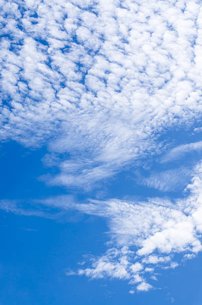 chmury w niebieski niebo - storm cloud stratosphere overcast four seasons zdjęcia i obrazy z banku zdjęć