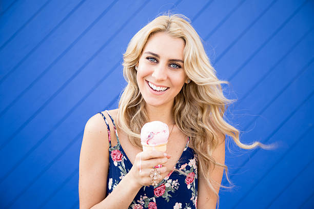 Szczęśliwa młoda kobieta twarzy z lód w waflu – zdjęcie