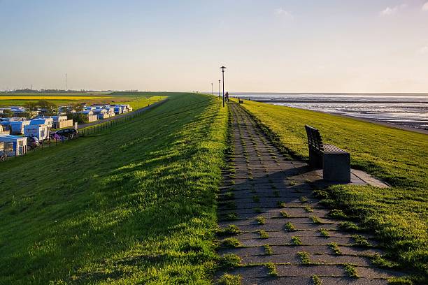 neuharlingersiel-deich - north holland stock-fotos und bilder