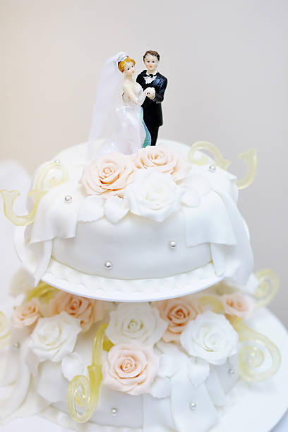 Top of cake Figurines on top of wedding cake wedding cake close up macro stock pictures, royalty-free photos & images