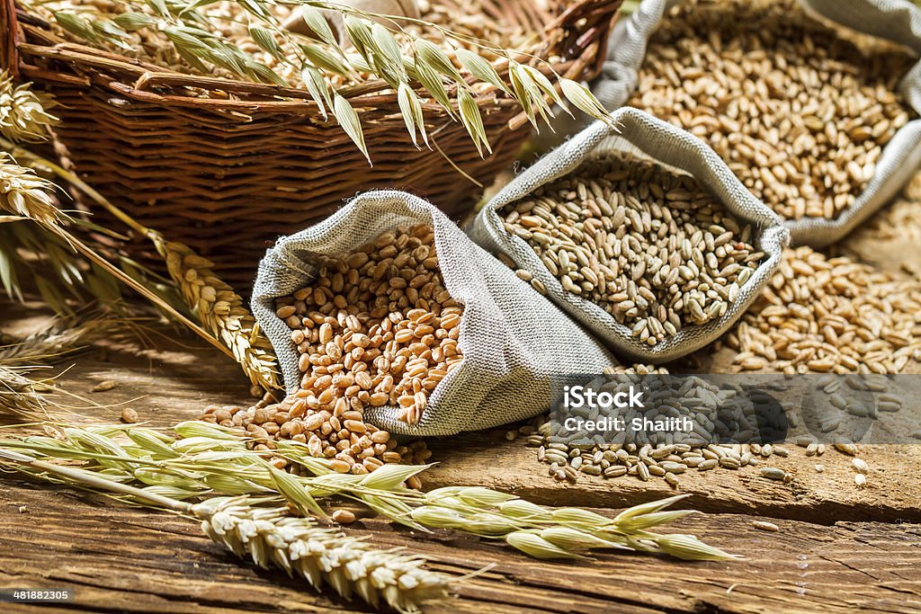 Los diferentes tipos de granos de cereales con pestañas - Foto de stock de Grano entero libre de derechos