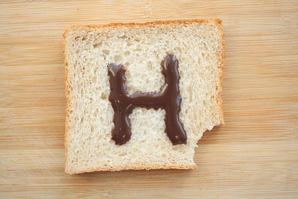 アルファベットに描かれたスライスのパン - letter h chocolate spread alphabet chocolate ストックフォトと画像
