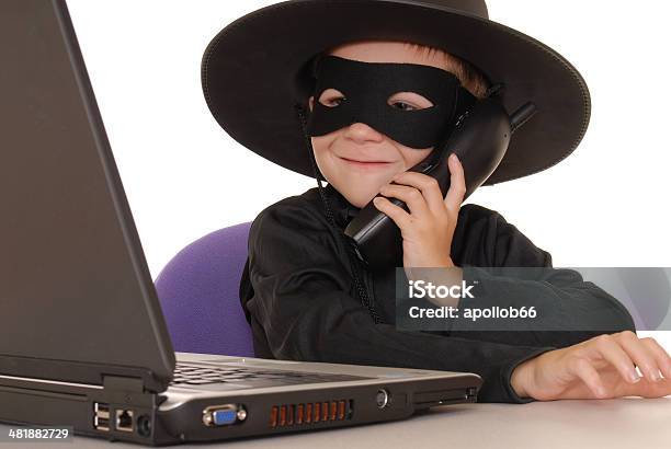 Kind Kostümierten Zorroin Laptophelpdesk Stockfoto und mehr Bilder von Armut - Armut, Computer, Drahtlose Technologie