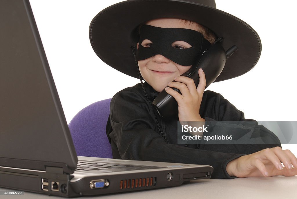 Niño como costumed Zorro en la computadora portátil helpdesk - Foto de stock de Ayuda libre de derechos