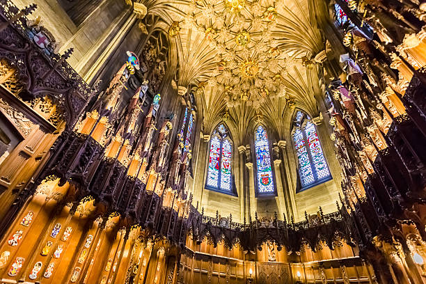 belle arche de la cathédrale d'édimbourg - cathedral gothic style indoors church photos et images de collection