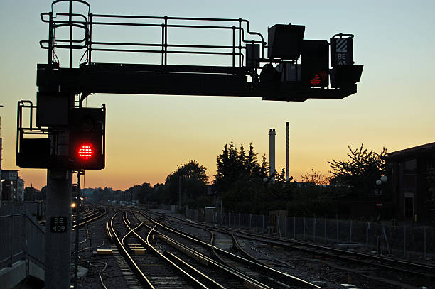 signalisation de chemin de fer au coucher du soleil - stop mot anglais photos et images de collection