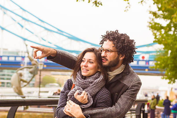 bela jovem adulto casal perto de tower bridge - pitchuk2013 - fotografias e filmes do acervo