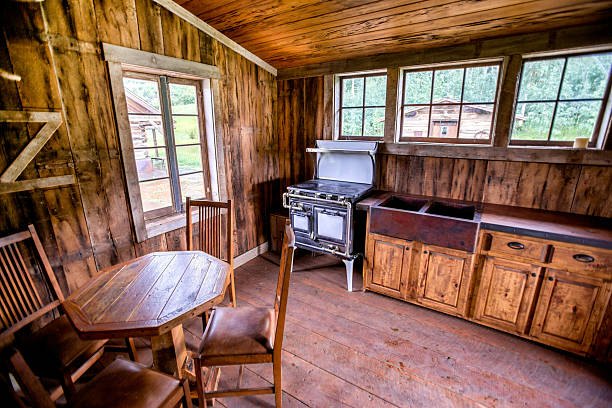 rústico interior da cabine - detached house house cottage home interior - fotografias e filmes do acervo